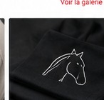 Motif brodé sur textile noir
